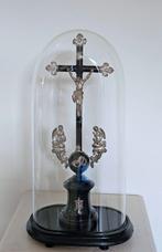 Antiek kruisbeeld met zilveren Christus en engelen in stolp, Ophalen