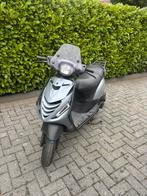 Piaggio Zip 4T – Full Option - Lage Kilomterstand., Fietsen en Brommers, Scooters | Piaggio, Zip, Zo goed als nieuw, Benzine, Maximaal 25 km/u
