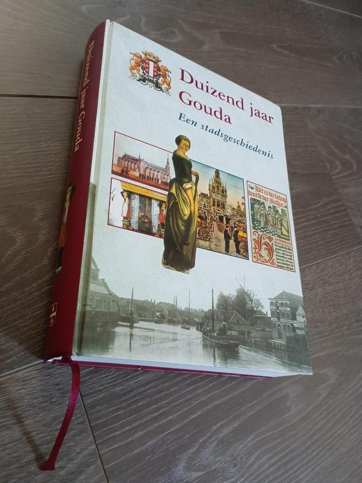 Duizend jaar Gouda. Een stadsgeschiedenis. Groot/dik - ZGAN, Boeken, Geschiedenis | Stad en Regio, Zo goed als nieuw, 14e eeuw of eerder