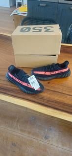 yeezy boost 350 V2, Cblack/Red maat 45 1/3, Kleding | Heren, Schoenen, Ophalen of Verzenden, Zo goed als nieuw, Zwart
