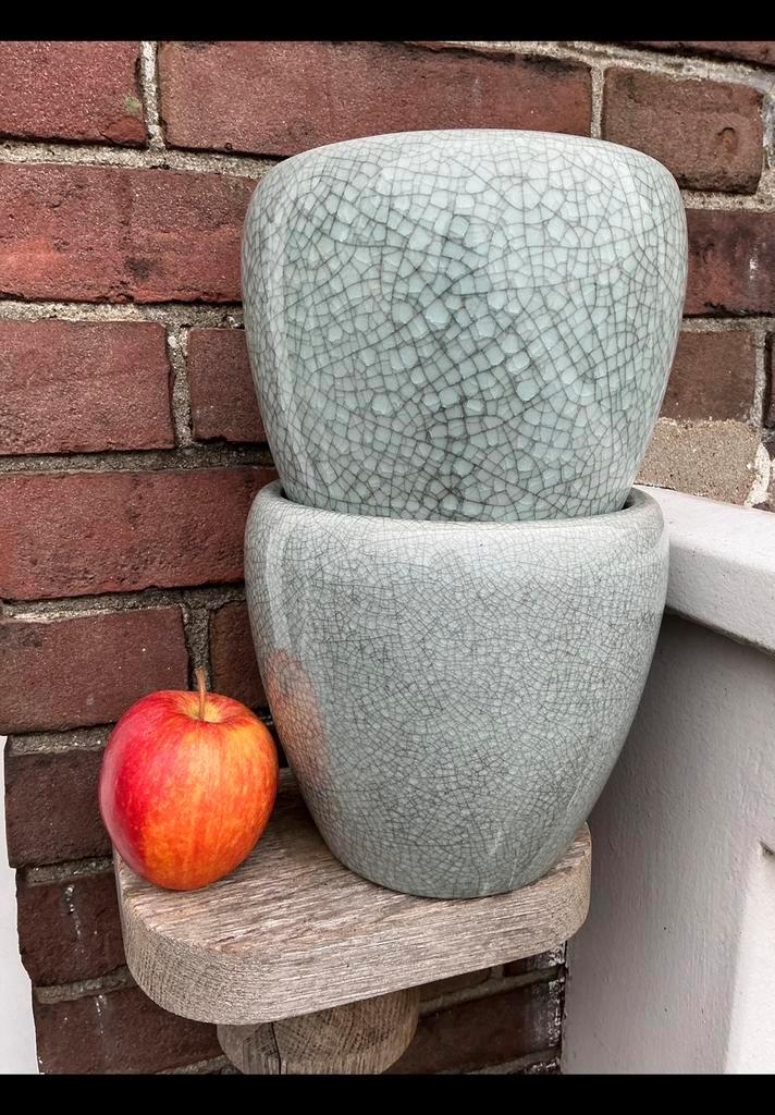 2 Mooie bloempotten, grijs / groen eggshell porselein, barst, Huis en Inrichting, Woonaccessoires | Overige, Zo goed als nieuw