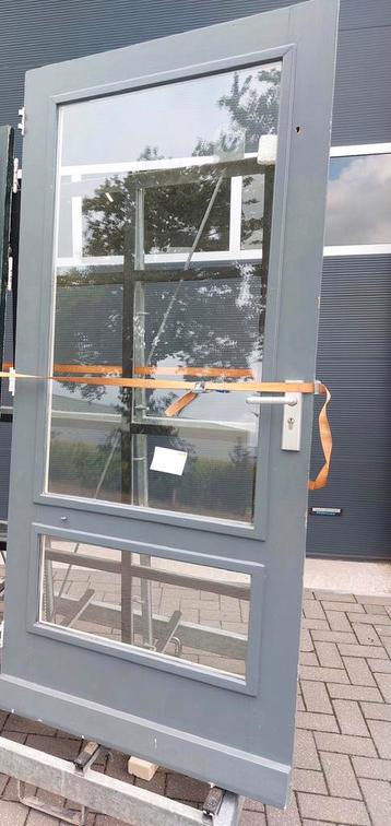 Hardhouten achterdeur met dubbelglas  beschikbaar voor biedingen