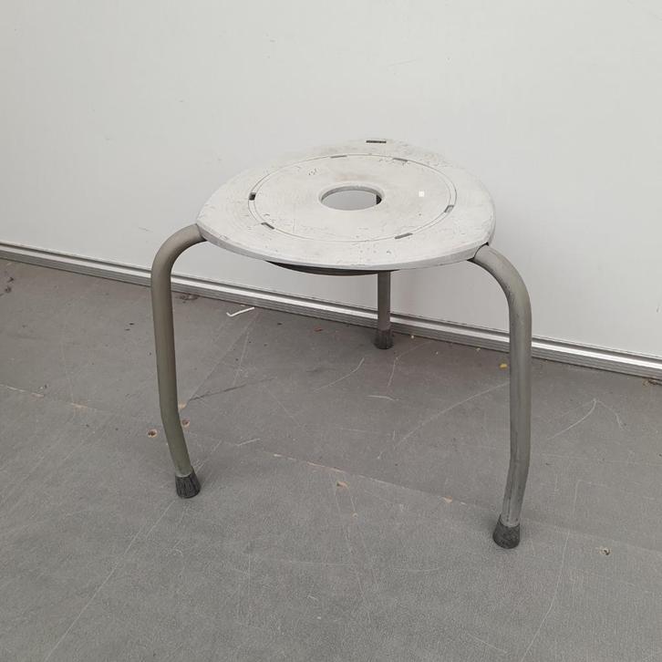 Ahrend kruk - grijze kunststof zitting, Huis en Inrichting, Krukjes, Gebruikt, Hout, Ophalen of Verzenden