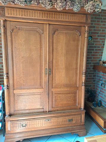 Grote antieke kast  beschikbaar voor biedingen