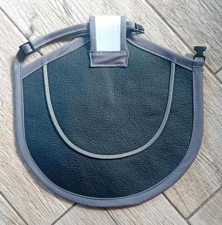 Zwart met grijs groot kippenzadel voor kale kip, Dieren en Toebehoren, Pluimvee | Toebehoren, Nieuw, Overige typen, Ophalen of Verzenden