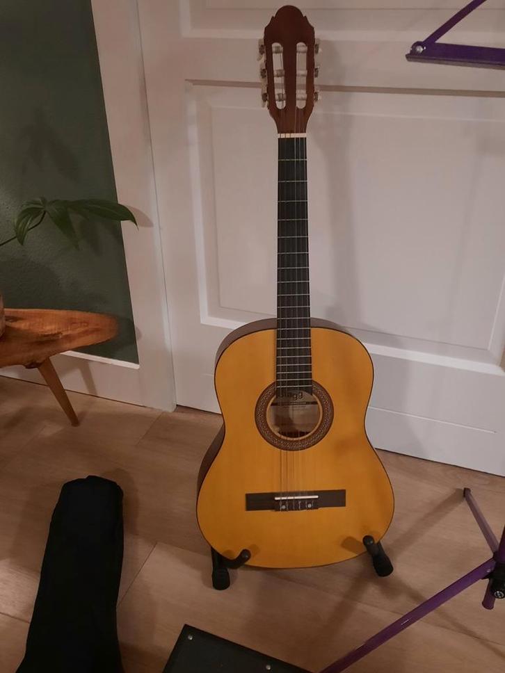 Stagg C430 M NAT Klassieke Gitaar met Tas en Standaard, Muziek en Instrumenten, Snaarinstrumenten | Gitaren | Akoestisch, Gebruikt