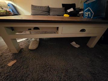 Houten salontafel met lades beschikbaar voor biedingen