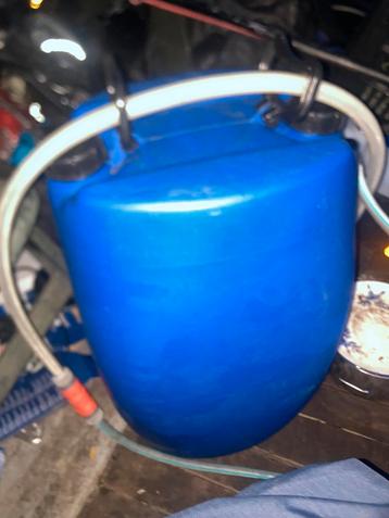 100 liter koudwateropslagtank met 2 deksels beschikbaar voor biedingen