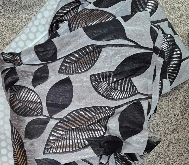 Twee gordijnen zilver met zwarte bladeren, Huis en Inrichting, Stoffering | Gordijnen en Lamellen, Gebruikt, 150 tot 200 cm, 100 tot 150 cm