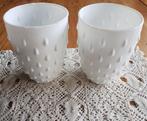 2 Grote witte opaline bekers met druppel reliëf, badkamer, Huis en Inrichting, Keuken | Servies, -, -, Overige typen, Ophalen of Verzenden