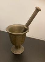 Mooie oude gegraveerde bronzen / messing vijzel met stamper, Antiek en Kunst, Antiek | Koper en Brons, Ophalen of Verzenden, Brons