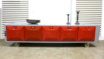 Prachtige rood grijze retro tv kast beschikbaar voor biedingen