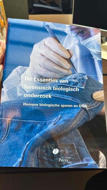 De Essenties van forensisch biologisch onderzoek beschikbaar voor biedingen