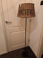 Mooie staande lamp, compleet met riviera maison kap, Huis en Inrichting, Lampen | Vloerlampen, Ophalen, Zo goed als nieuw