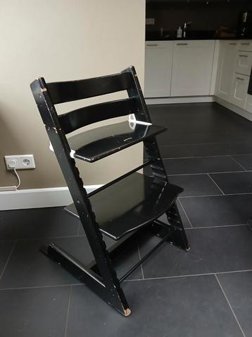 Gebruikte zwarte kinderstoel beschikbaar voor biedingen