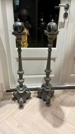 Twee zware gietijzeren kaarsenstandaards, Gebruikt, Ophalen of Verzenden, Grijs, Metaal