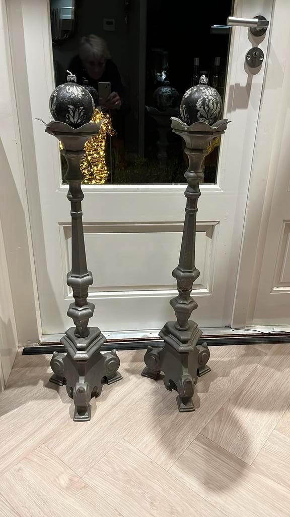 Twee zware gietijzeren kaarsenstandaards, Huis en Inrichting, Woonaccessoires | Kandelaars en Kaarsen, Gebruikt, 75 cm of meer