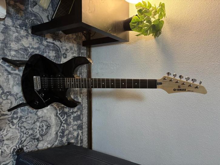 Yamaha erg121u + vox pathfinder 10W + accessories, Muziek en Instrumenten, Snaarinstrumenten | Gitaren | Elektrisch, Zo goed als nieuw