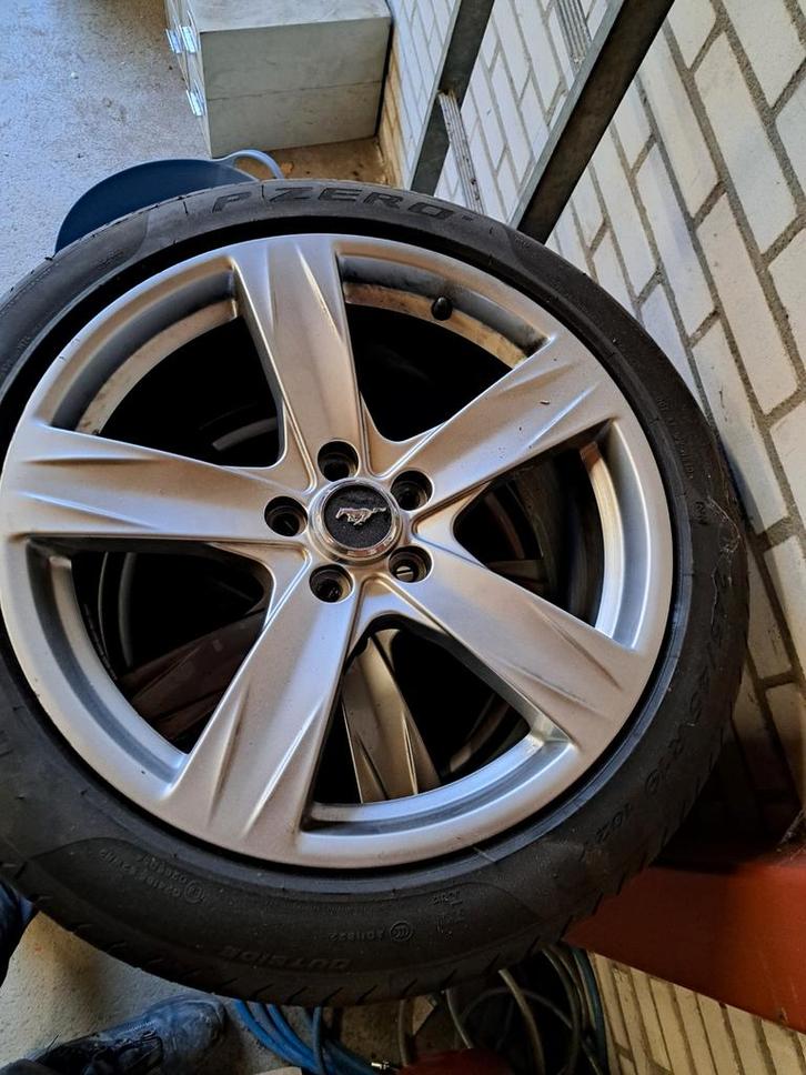 Ford Mustang 2013 Velgen + Pirelli Zero Banden, Auto-onderdelen, Banden en Velgen, Banden en Velgen, Zomerbanden, 19 inch, 245 mm