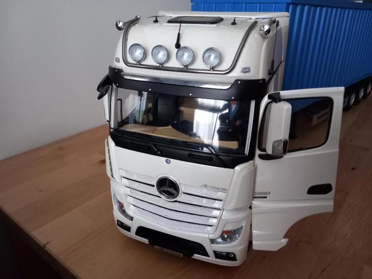Mercedes actros 1:18 met trailer en containers, Hobby en Vrije tijd, Modelauto's | 1:18, Zo goed als nieuw, Overige typen, Overige merken