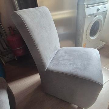 4 eetkamer stoelen beschikbaar voor biedingen