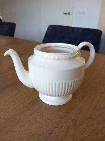 Theepot Wedgewood Edme zonder deksel.  beschikbaar voor biedingen