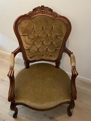 Antieke fauteuil met groene bekleding beschikbaar voor biedingen