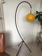 Vintage jaren 60/70 vloerlamp. Met gele bol lamp., Huis en Inrichting, Lampen | Vloerlampen, Ophalen of Verzenden, Gebruikt
