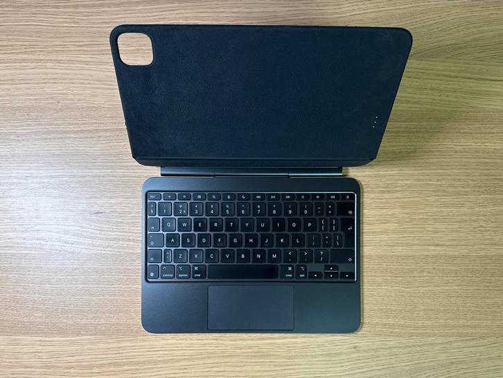 Apple Magic Keyboard – iPad Pro 11” (2024 M4 / 2025 M5), Computers en Software, Tablet-hoezen, Zo goed als nieuw, Bescherming voor- en achterkant