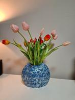 Vaas met kunst tulpen, Blauw, Aardewerk of Porselein, Ophalen of Verzenden, Zo goed als nieuw