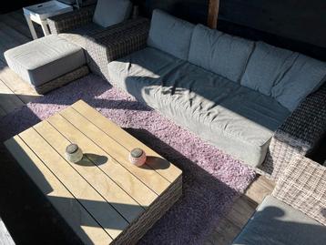 Rotan Loungeset 4 persoons +2 stoelen, poef en tafel beschikbaar voor biedingen