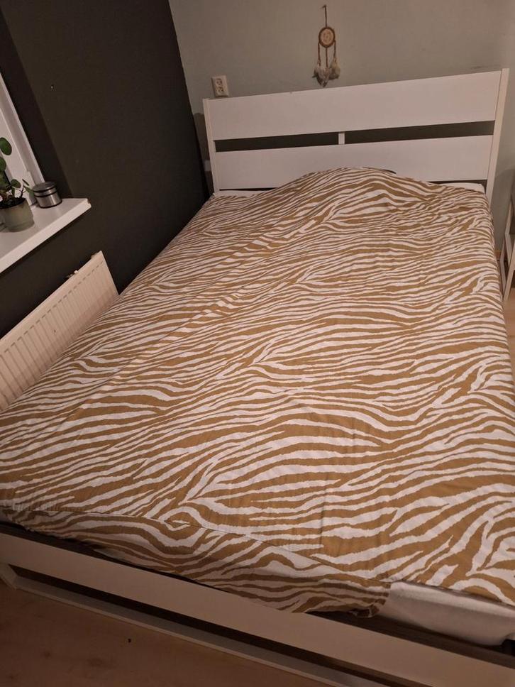 IKEA 2 PERS BED MET BIJBEHOREND NACHTKASTJE, Huis en Inrichting, Slaapkamer | Bedden, Tweepersoons, 140 cm, Hout, Wit, Ophalen