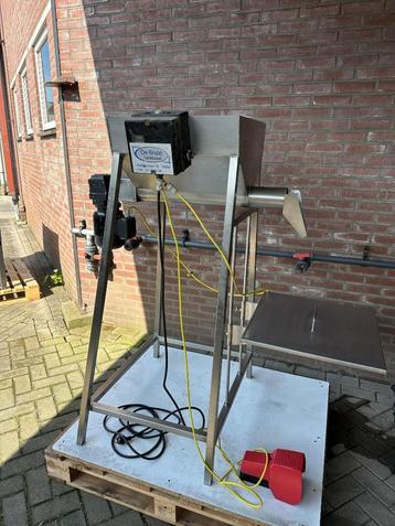 RVS schroefdoseermachine met voetpedaal (meel/poeder/bonen) beschikbaar voor biedingen
