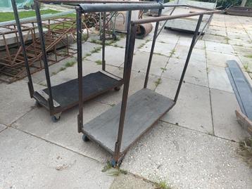 Twee transportwagens /platen kar beschikbaar voor biedingen