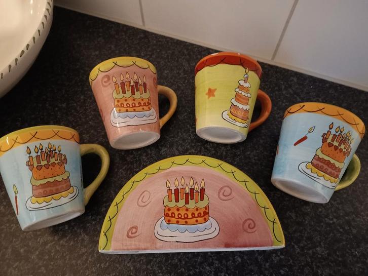 Mooie set van 4 mokken/glazen met bijpassende servethouder., Huis en Inrichting, Keuken | Servies, Gebruikt, Kop(pen) en/of Schotel(s)