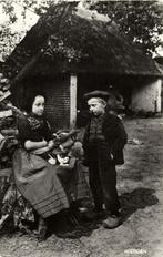 Hierden. Bij de Boerderij - jongen meisje - ongelopen, Verzamelen, Ansichtkaarten | Nederland, Ophalen of Verzenden, 1920 tot 1940
