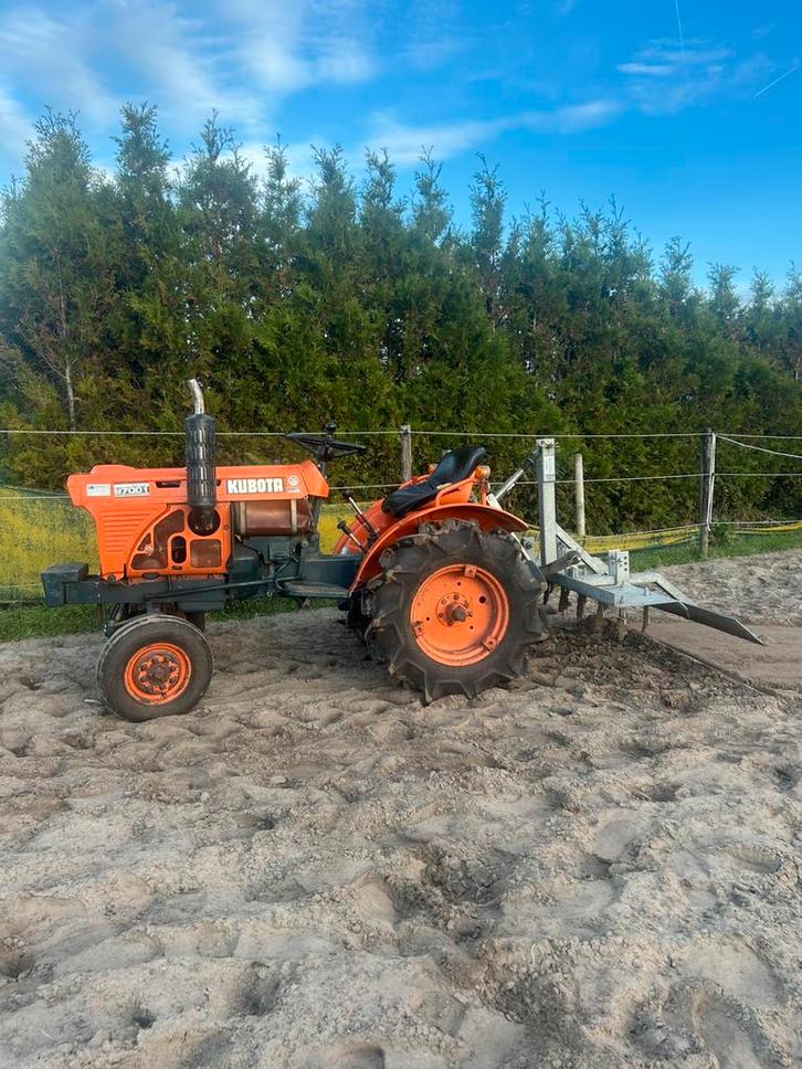 Kubota B7001 minitrekker met manegevlakker & palletvork, Zakelijke goederen, Agrarisch | Tractoren, tot 2500, Overige merken, tot 80 Pk