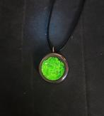 Ketting met medaillon gevuld met uranium glas, Overige voorstellingen, Glas of Kristal, Ophalen of Verzenden, Zo goed als nieuw