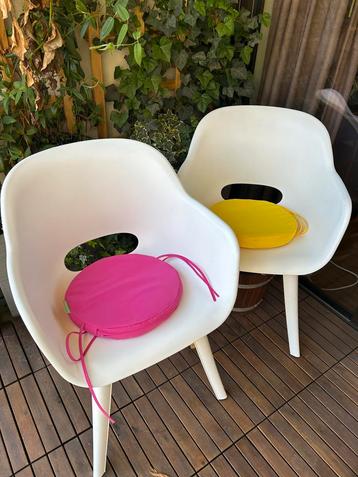 Twee Witte Kunststof Stoelen met Kussens beschikbaar voor biedingen