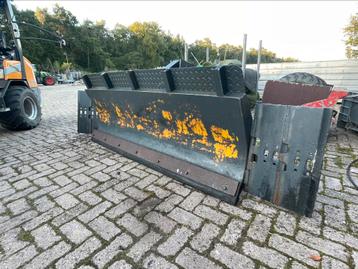 Mais schuif en cultivator beschikbaar voor biedingen