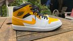 AIR JORDAN 1MID WHITE/UNIVERSITY GOLD-BLACK MAAT 47, Kleding | Heren, Schoenen, Overige kleuren, Nieuw, Ophalen of Verzenden, Sneakers of Gympen