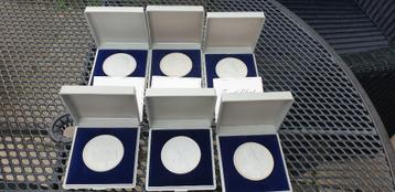 lot van 6 MEISSEN antiek porseleinen medailles + certificaat beschikbaar voor biedingen