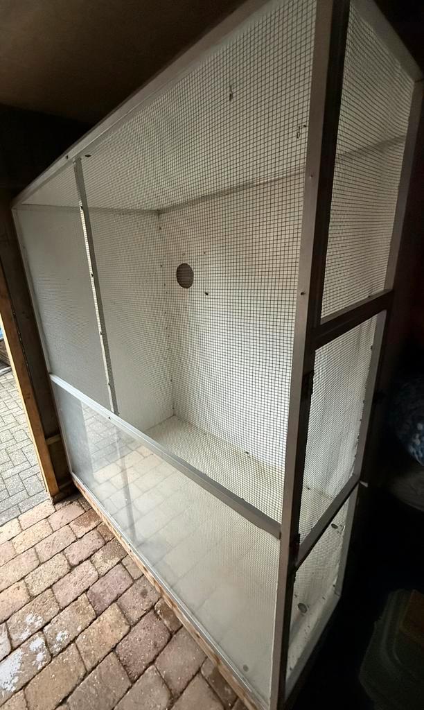 Voliere op wielen ( trespa onderhouds vrij ), Dieren en Toebehoren, Vogels | Hokken en Kooien, Gebruikt, Volière, Aluminium, Ophalen