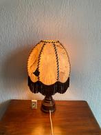 Kitsch tafellamp varkensleer lampenkap met franjes sliertjes, Ophalen of Verzenden, Zo goed als nieuw, Overige materialen, Minder dan 50 cm