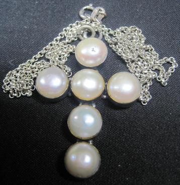 Antiek kruis parel hanger met ketting  beschikbaar voor biedingen