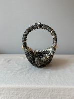 Vintage  schelpen zwart/wit mandje met greep / object., Huis en Inrichting, Woonaccessoires | Schalen en Manden, Overige materialen