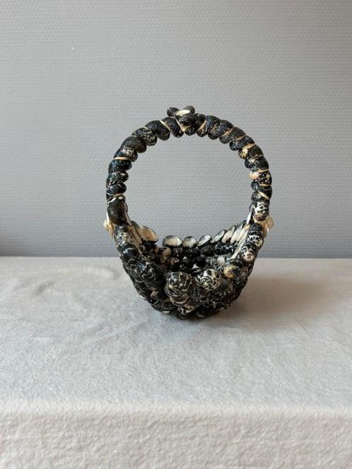 Vintage  schelpen zwart/wit mandje met greep / object., Huis en Inrichting, Woonaccessoires | Schalen en Manden, Zo goed als nieuw