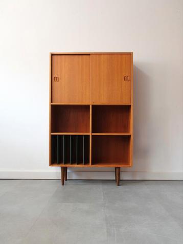 Vintage Deense boekenkast in teak met vinyl-rek beschikbaar voor biedingen
