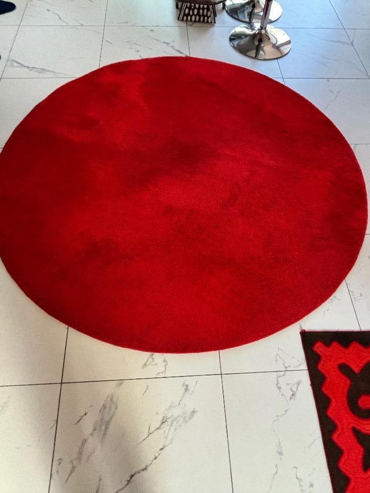 Fijn groot rond rood kleed voor de winter, Huis en Inrichting, Stoffering | Tapijten en Kleden, Zo goed als nieuw, 150 tot 200 cm