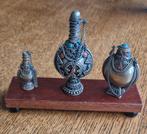 Tibetaanse vaasjes met turkoois en koraal op plateau, Antiek en Kunst, Ophalen of Verzenden